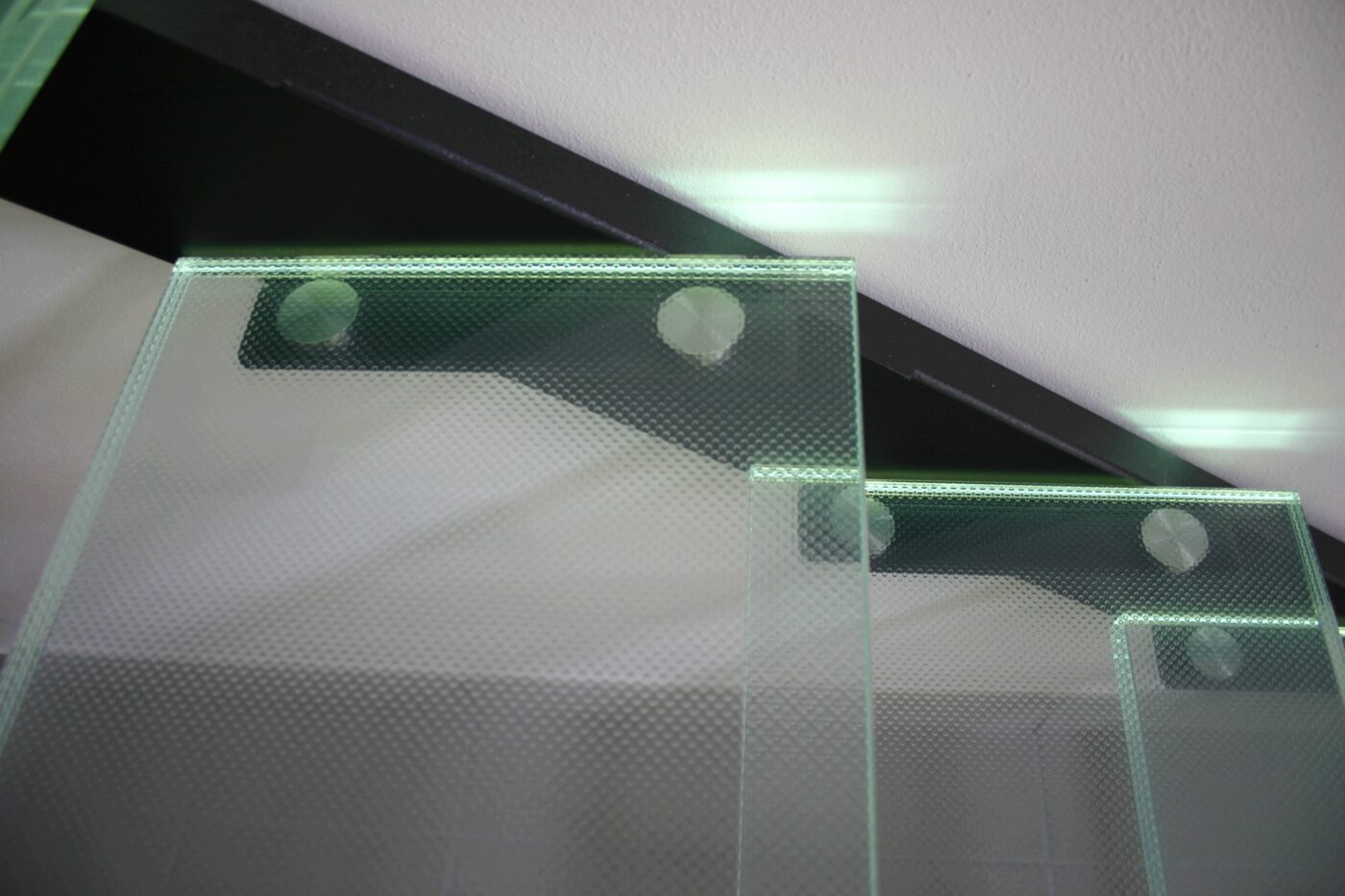 Dettaglio della scala in vetro